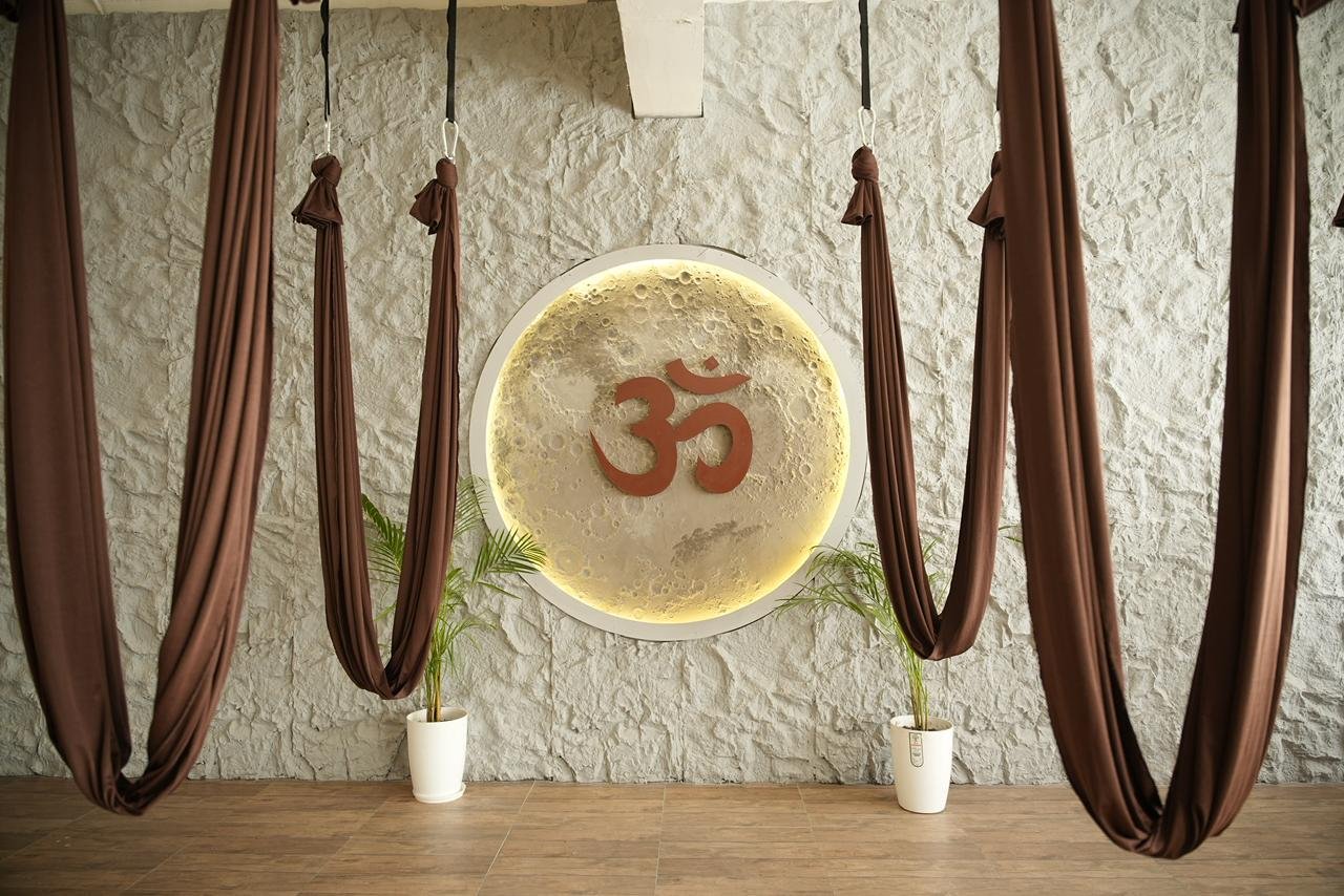 Childhood friends turned “bro-sis,” Hunar Harjai and Pulkit Kapoor are redefining luxury wellness with one of India’s most talked-about and aesthetic Pilates studio.